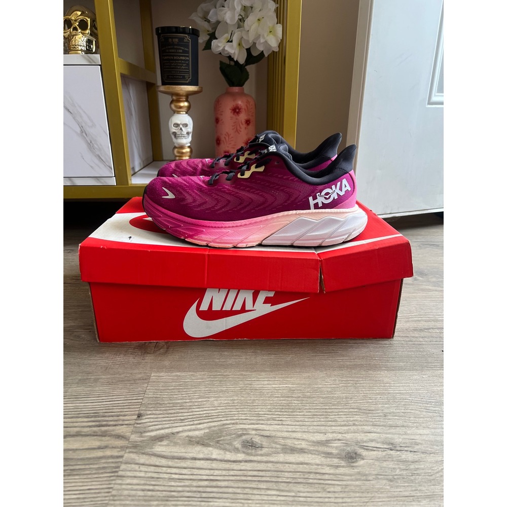 HOKA Women's Arahi 6 Festival Fuchsia Size 9.5 1123197-FFIR